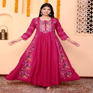 Conjunto de Kurta Anarkali de Rayón Rosa Rani Elegante NIYANI con Bordado Intrincado, Dupatta, Largo hasta el Tobillo, Elegancia Festiva para Bodas y Fiestas - Product Image 2