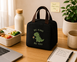 Bolsa de Almuerzo de Lona Negra Amani con Diseño de Dinosaurio, Texto Be Kind Be You, Asa Superior, Cierre de Cremallera, Tamaño Mediano para Viaje - Product Image 1