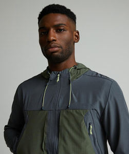 Ensemble de survêtement léger et performant pour homme, coupe-vent imperméable 100 % nylon, avec logo imprimé sur le devant et capuche - Product Image 3