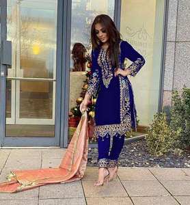 Traje de Terciopelo con Diseño Nuevo para Fiesta, Top y Dupatta Completamente Cosidos, Parte Inferior con Bordado Intenso y Patrones Elegantes para Invierno - Product Image 4