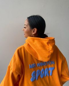 เสื้อฮู้ดดี้ทรงโอเวอร์ไซส์ MR WINSTON SPORT ลายพิมพ์นูน สไตล์วินเทจ หนานุ่ม ใส่ได้ทั้งผู้ชายและผู้หญิง สำหรับสตรีทแวร์ - Product Image 3