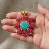 Pendentif Fleur Minimaliste Élégant pour Femme en Laiton Plaqué Or 18 carats avec Pierre de Jade, Style Bohème, Vente en Gros