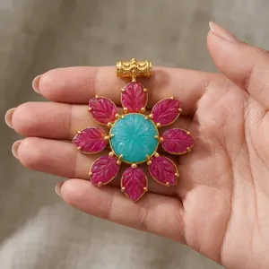 Pendentif de mode unique en laiton plaqué or 18 carats avec pierre précieuse de jade, vente en gros, bijoux fantaisie élégants et minimalistes en forme de fleur pour femmes - Product Image 2