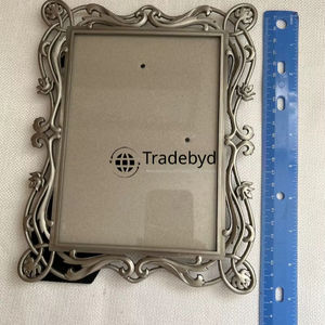 Cadre photo en métal de luxe, présentoir décoratif haut de gamme par Tradebyd - Product Image 1