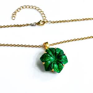 Collar con colgante de flor de malaquita tallada a mano para mujer, piedra preciosa de malaquita, venta al por mayor - Product Image 2
