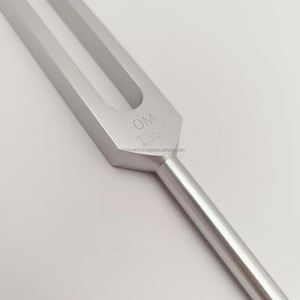 Diapason thérapeutique OM 136,1 Hz pour la guérison et le diagnostic, en alliage d'aluminium, certifié CE ISO, designs personnalisés - Product Image 5