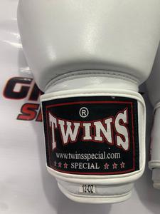 นวมชกมวยไทยซานด้า รุ่น New Twins สีขาว ซับเหงื่อได้ดี ติดตีนตุ๊กแก หนังวัวแท้ 100% สำหรับทุกเพศ - Product Image 4