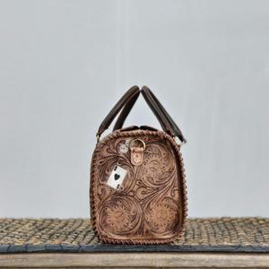 Bolsa de Viaje de Cuero Hecha a Mano de Lujo, Color Bronceado con Panel Turquesa, Diseño de Cartas de Póker, Cierre de Cremallera - Product Image 3