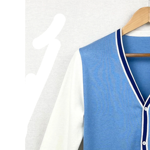 เสื้อสเวตเตอร์ไหมพรมปักลายคุณภาพสูง โลโก้สั่งทำได้ สีฟ้าและสีกรมท่า เสื้อคลุมคาร์ดิแกนผ้าฝ้ายแบบปกติสำหรับมหาวิทยาลัย - Product Image 3