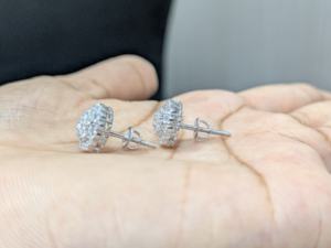 Pendientes de Moissanita Redonda de 1 Quilate con Corte Brillante y Engaste de Garra, Pendientes de Halo con Cierre de Rosca para Mujer, Plata 925 - Product Image 4