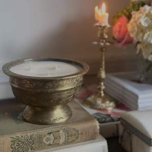 Bougie décorative en cire de soja parfumée avec support en laiton gravé et aluminium, idéale pour l'hôtellerie, la maison et la décoration de table, en verre. - Product Image 5