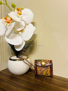 Funda Air Pod de cuero mecanizado a mano, funda protectora sostenible de cuero genuino, accesorios con estampado de flores Air Pod de estilo occidental - Product Image 3