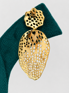 Pendientes de latón con textura de hoja y baño de oro GPC, acabado arenado, diseño de lujo moderno - Product Image 3