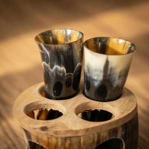 Ensemble de verres à shot en corne de bœuf polie, faits à la main, style Viking, avec support en bois d'art populaire, tasses médiévales en corne naturelle, écologiques - Product Image 3