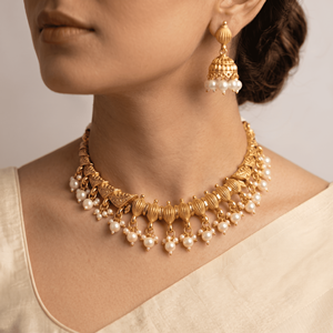 Ensemble de colliers ras-du-cou élégants et tendance en perles plaquées or, avec chaîne corde, bijoux de mariage indiens traditionnels de style temple antique, Jhumka - Product Image 1