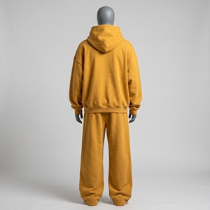 Ensemble de survêtement oversize jaune moutarde pour homme, comprenant un sweat à capuche noir avec lettres en relief et un pantalon de survêtement à jambes larges, en molleton - Product Image 2