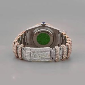 Reloj de pulsera de lujo con diamantes, caja de plata y oro rosa, bisel con gemas alternadas, marcadores de hora rosas, corona azul y brazalete decorado. - Product Image 3