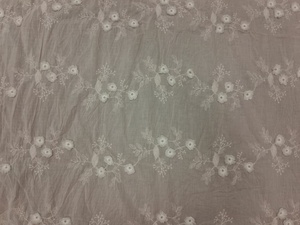Tissu en coton rose clair en gros avec broderie florale 3D blanche et motifs de vigne délicats pour vêtements de créateurs et décoration intérieure - Product Image 1