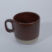 Tasse à café en céramique émaillée brun foncé Agung Keramik AA-89, base en argile naturelle, design moderne, motif moucheté, passe au lave-vaisselle