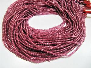 Perles de topaze rose naturelle rondes facettées de 2 mm vendues par brin de 13 pouces de long - Product Image 1