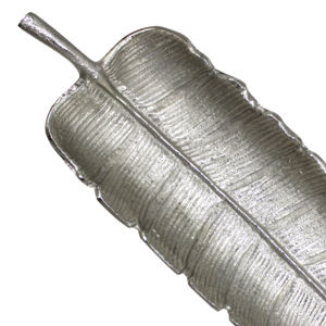 Plateau élégant en aluminium moulé, finition or brillant et nickel brillant, en forme de feuille, pour la table et les services de table. - Product Image 3