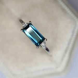 Anillo Clásico Vintage de Topacio Baguette en Plata de Ley, Piedra de Nacimiento de Noviembre, Anillo de Boda, Chapado en Oro de 14K - Product Image 1