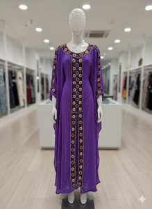 Élégante Abaya Kaftan Violette Royale avec Bordures Brodées Traditionnelles et Accents de Bijoux - Robe de Soirée Longue et Fluide - Product Image 3