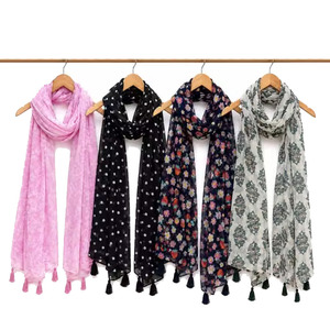 Bufanda de gasa para mujer, larga y ligera, con estampado floral y borlas, para uso diario, accesorio de moda para todas las estaciones - Product Image 1