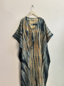 Vestido caftán bohemio de seda para mujer, hecho a mano con teñido anudado, suave camisón. - Product Image 3