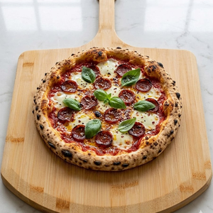 Bandeja de bambú premium para servir pizza con asa, tabla de servir para cocina, tabla de charcutería, venta al por mayor desde Vietnam - Product Image 3