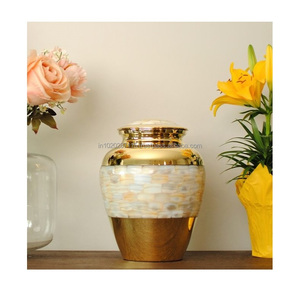 Urne de crémation en laiton artistique traditionnelle pour adultes pour le stockage sécurisé des cendres avec couvercle fileté fait main protecteur - Product Image 1