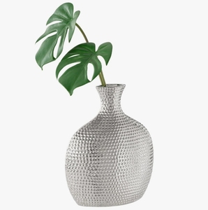 Vase en métal argenté texturé - Contenant Art Déco fait main et écologique pour accent de table contemporain, étagère et décoration de maison de luxe - Product Image 2