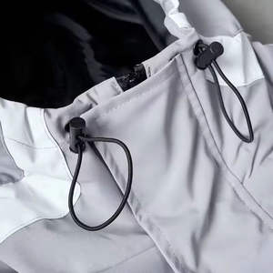 Chaqueta con Capucha Impermeable y Cortavientos para Hombre, Diseño Personalizado OEM, Fabricada con Materiales Ecológicos, Transpirables y Bordados de Alta Calidad - Product Image 3