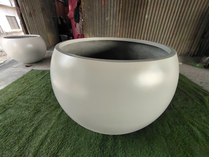 กระถางต้นไม้ทรงกลม ไฟเบอร์กลาส น้ำหนักเบา ทนทาน ดีไซน์ทันสมัย คลาสสิก สำหรับแขวน ตกแต่งบ้าน ใช้ภายนอกอาคาร ผลิตโดย KNT Creations รุ่น Maharashtra - Product Image 5