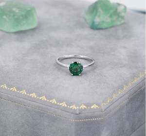 Anillo de Compromiso y Boda de Plata de Ley Chapado en Oro con Circonita Cúbica Verde Esmeralda de 1 Quilate, Corte Brillante, 6.5mm, Piedra de Nacimiento de Mayo - Product Image 3