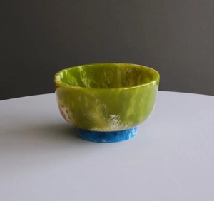 Tazón de Resina Amarilla Tallado a Mano con Patrón de Remolinos Blancos y Base Roja, Plato Decorativo para Servir Aperitivos y Frutas - Product Image 6