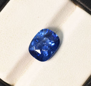 พลอยไพลินสีน้ำเงินธรรมชาติ: 4.30 กะรัต ทรงคุชชั่น 10X7X5.8 มม. - Product Image 2