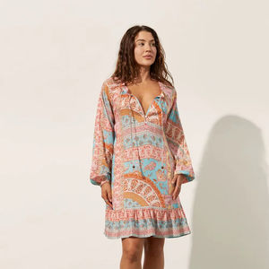 Robe pour femme en polyester imprimé paisley, col en V, fabriquée par un fabricant - Product Image 1