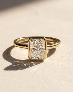 Anillo Clásico Solitario con Diamante Cultivado en Laboratorio con Corte Esmeralda en Oro Amarillo Chapado para Mujer - Regalo de Boda y Aniversario - Product Image 4