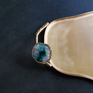 Magnifique plateau de service doré, doté d'une forme organique unique et de poignées élégantes ornées de pierres d'agate bleue, idéal pour servir les aliments. - Product Image 3