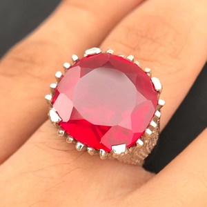 แหวนหมั้นทับทิมสำหรับผู้หญิง แหวนเงินแท้ 925 ประดับทับทิมเม็ดใหญ่สีแดง แหวนพลอยประจำเดือนกรกฎาคม ของขวัญเครื่องประดับสำหรับเธอ - Product Image 2