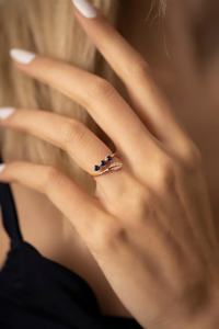 Joyería Minimalista de Lujo en Plata de Ley 925, Chapada en Oro de 14K y Rodio, con 3 Esmeraldas, Ajustable, Hecha a Mano, Regalo para Ella - Product Image 5