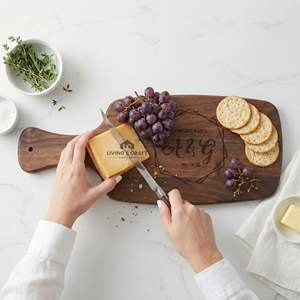 Planche à découper en bois personnalisée avec poignée, planche à découper en bois massif pour la cuisine, le service de fromages et les cadeaux - Product Image 2
