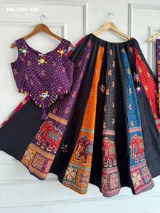 Ensemble 3 pièces tendance pour Navratri : Chaniya, Blouse et Dupatta en coton Ajrakh lourd, orné de miroirs, de coquillages véritables et de broderies bleues. - Product Image 4