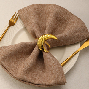 Magnifique anneau de serviette en forme de croissant de lune doré avec une finition texturée côtelée pour une ambiance céleste. Disponible aux prix de gros. - Product Image 1