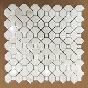 Carrelage mural hexagonal moderne en pierre polie, blanc avec accents gris, pour salle de bain. - Product Image 2