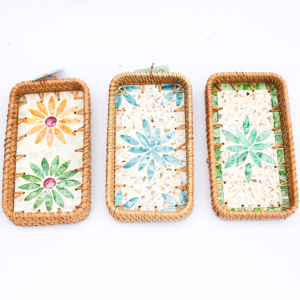Bandeja Rectangular de Ratán Tejido con Incrustaciones de Madreperla y Diseño de Flor de Loto, Estilo Boho, Costero, Artesanal de Vietnam - Product Image 1