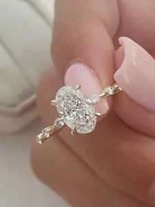 แหวนเพชรทรงรี 1.61 กะรัต เพชรสร้างในห้องปฏิบัติการ ทองคำแท้ 14K สีเหลือง ประดับเพชรเม็ดกลมแบบลอยตัว แหวนหมั้นแบบ 4 กรงเล็บ - Product Image 5