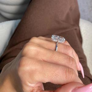 Anillo de Compromiso con Diamante Cultivado en Laboratorio de Corte Radiante de 10 Quilates, Oro Blanco de 18K, Halo Oculto, Certificado IGI - Product Image 3