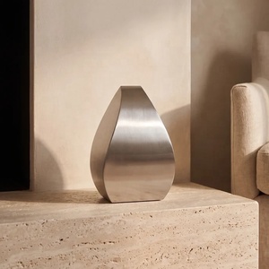 Urne funéraire en métal brossé, forme goutte d'eau conique avec base plate pour cendres, pour cérémonie commémorative et souvenir - Product Image 4